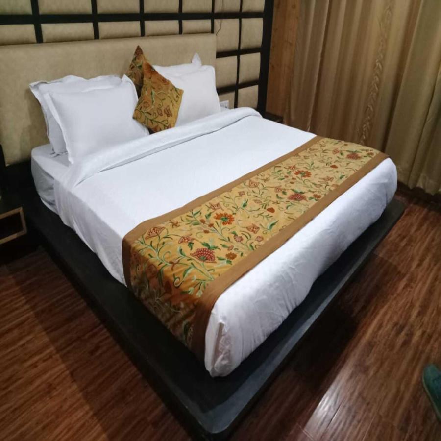 Srīnagar Hotel Sheen المظهر الخارجي الصورة